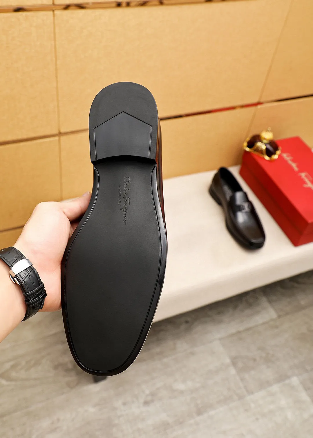 Men's shoes 💰460 💐 Product trademark: Ferragamo "Ferragamo" casual leather shoes Regular size: 38-44 (45.46🉑️customized) Product materials: Selected imported first-layer calfskin upper + luxury hardware buckle, imported water-dyed cowhide leather lining. Strong three-dimensional visual effect, original rubber outsole Color: 1⃣️color optional